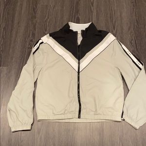 gray and black wind breaker